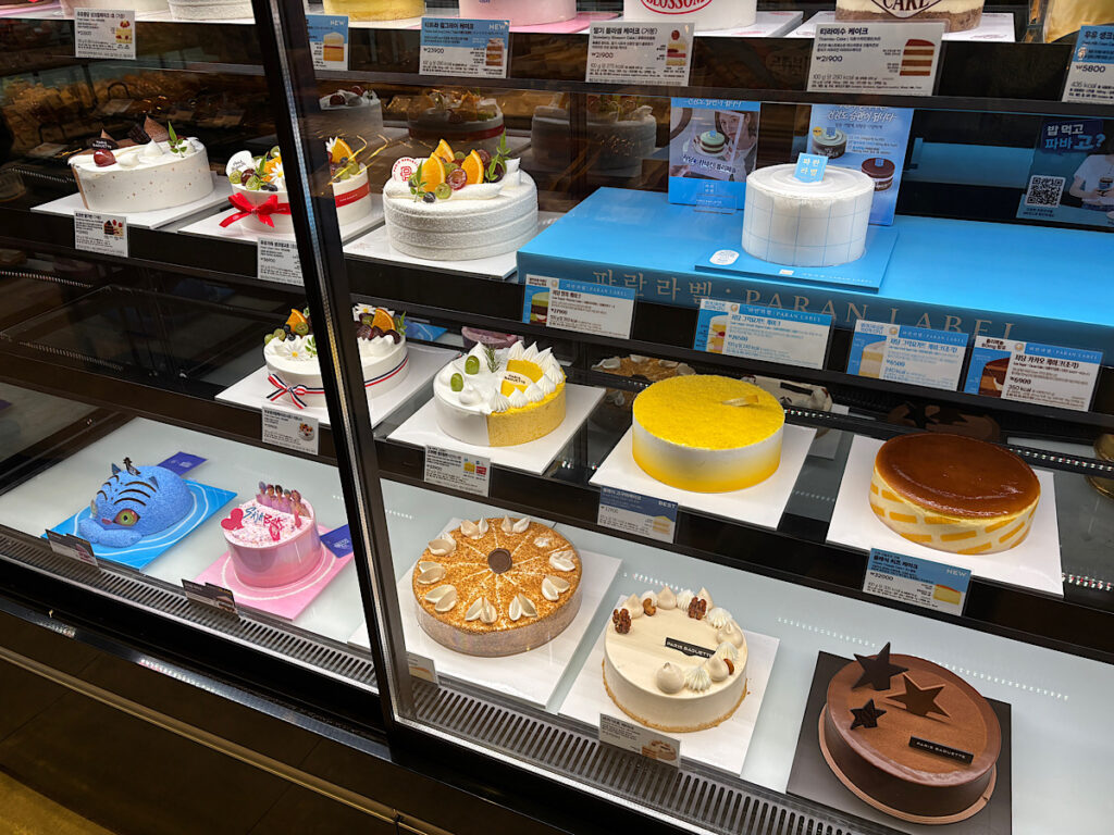 ケーキが並んだショーケースの写真