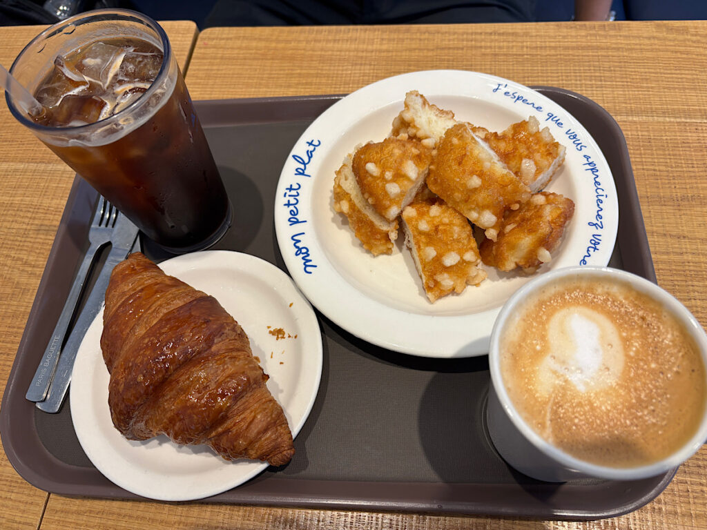 パンとドリンクがトレーに乗った写真