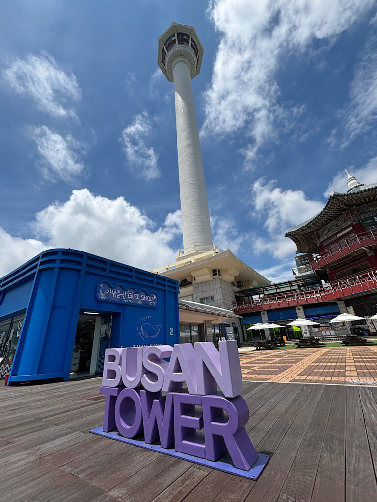 「BUSAN TOWER」のモニュメントと釜山タワーを写した写真