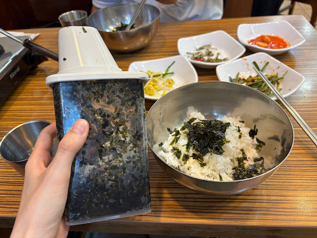 ご飯に乗りをふりかけた写真