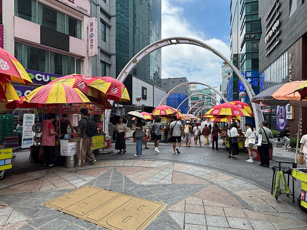 BIFF広場に屋台が立ち並んでいる写真