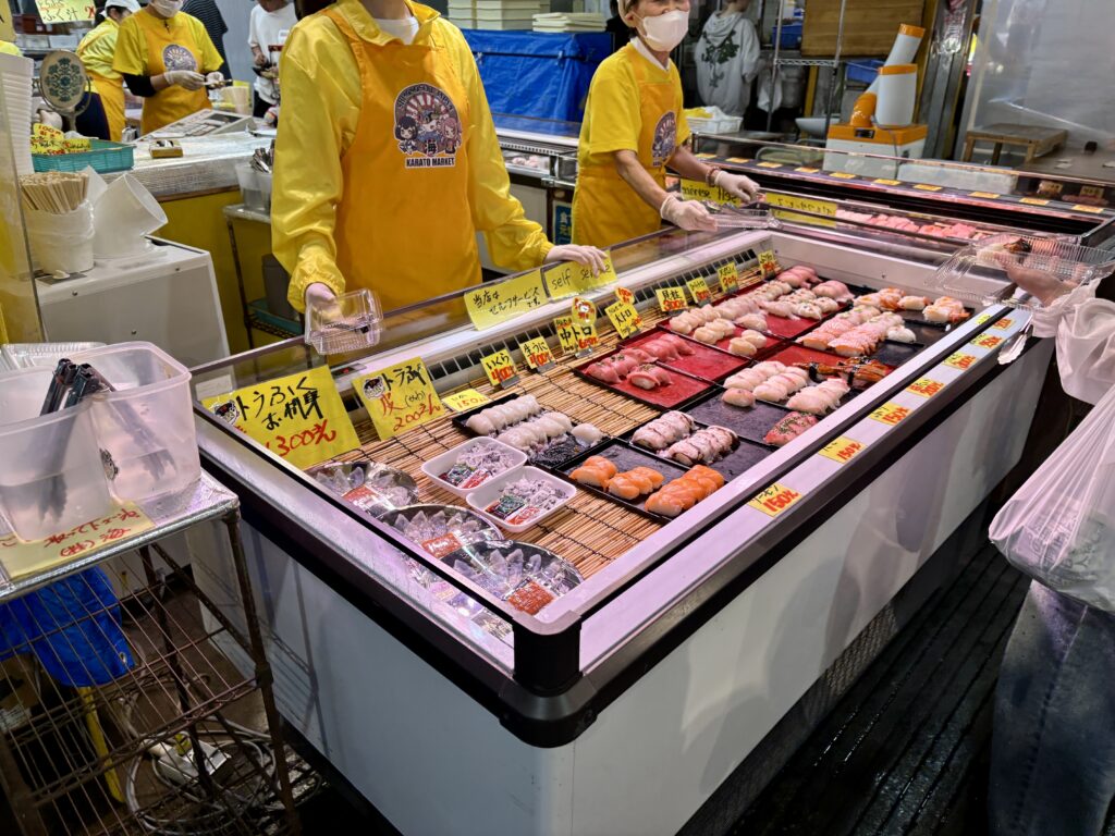 ショーケースに寿司が並んでいる様子