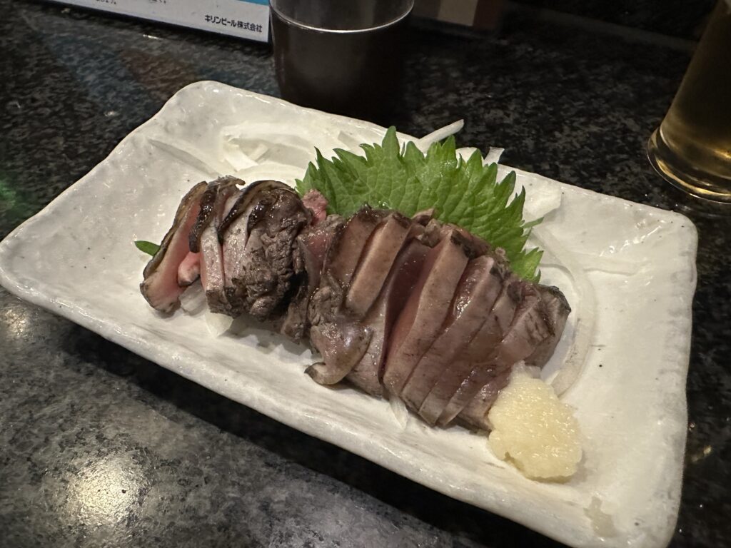 鳥刺しと炭火焼きのハーフ＆ハーフセットの鳥刺し