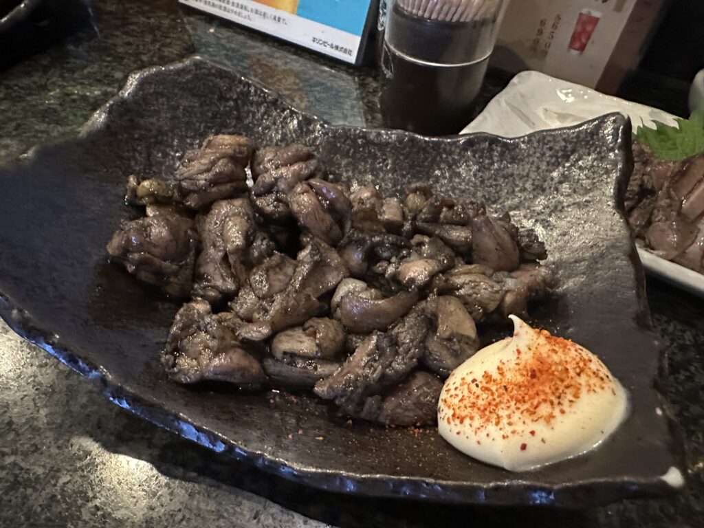 鳥刺しと炭火焼きのハーフ＆ハーフセットの炭火焼き