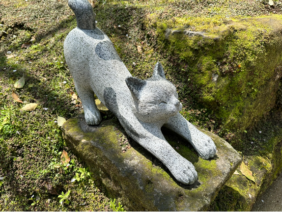 猫神社の猫の石像
