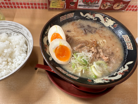 ラーメン店「豚とろ」の半熟卵ラーメンの写真