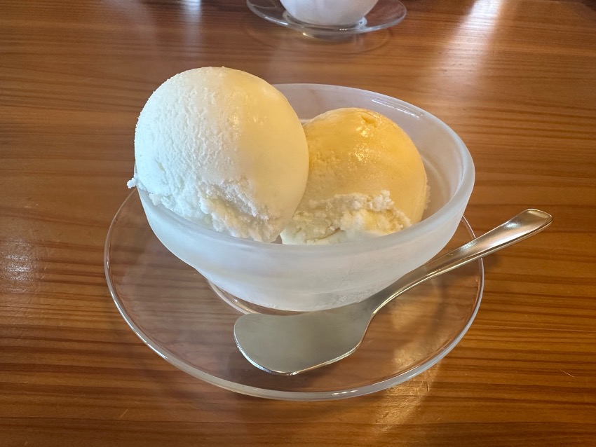 流域のしお味とカニステル味のジェラート
