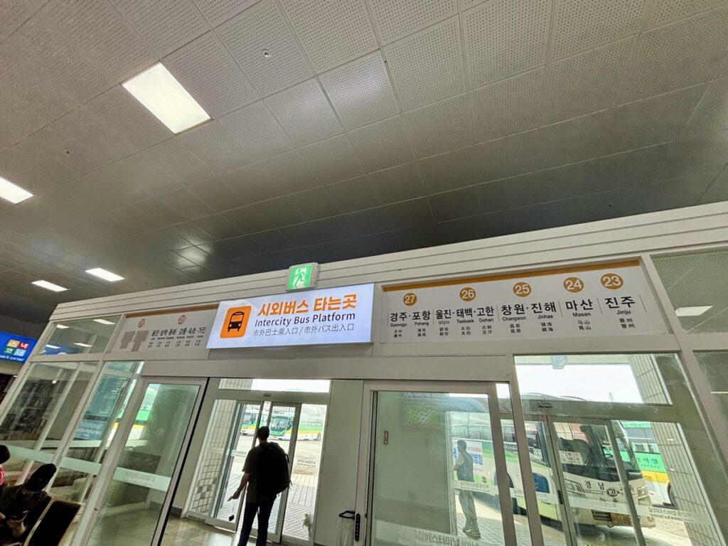 市外バス出入り口の写真