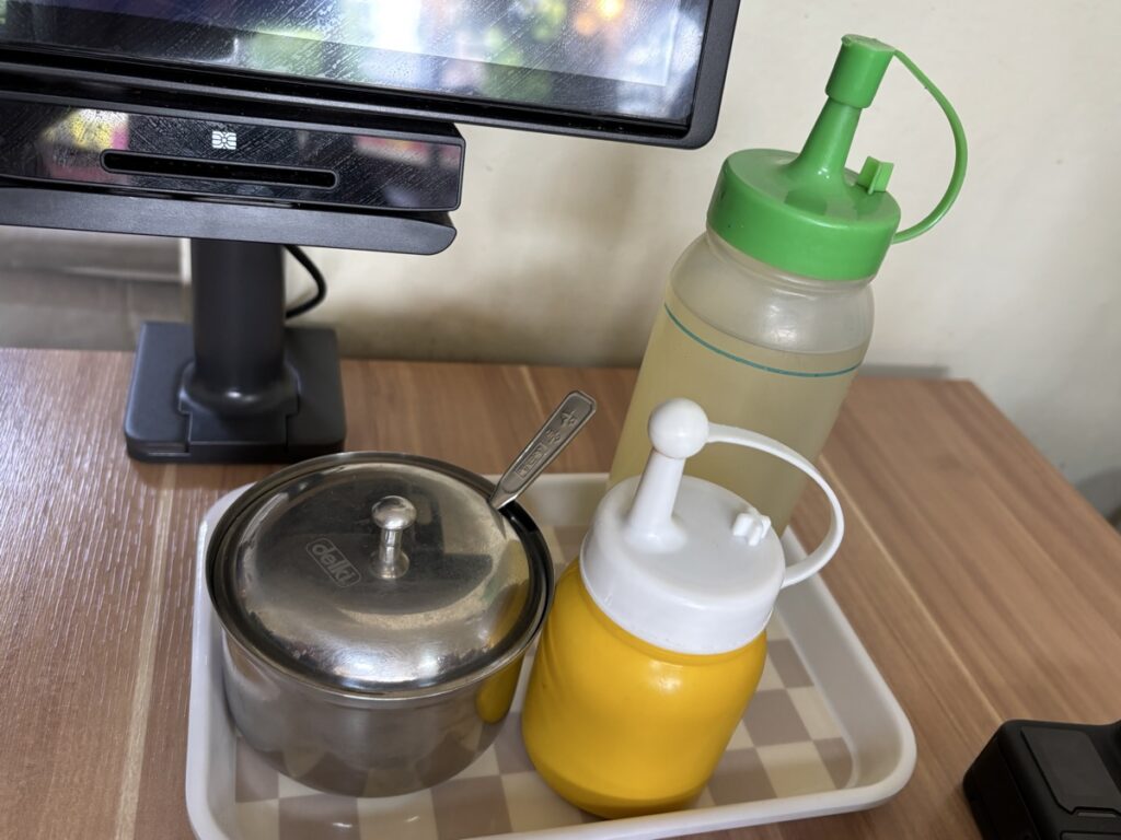 卓上の調味料を写した写真