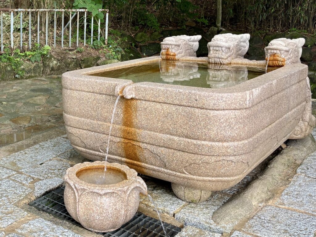 手水舎のような水が流れているところの写真。