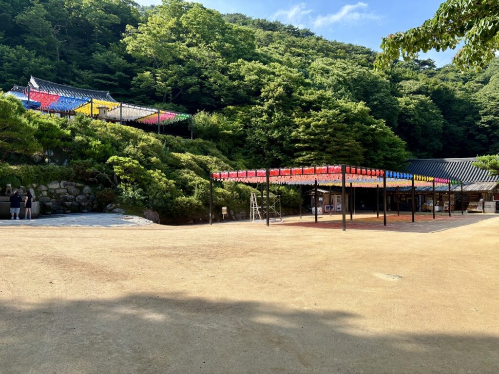提灯がたくさん並んだ景色の写真