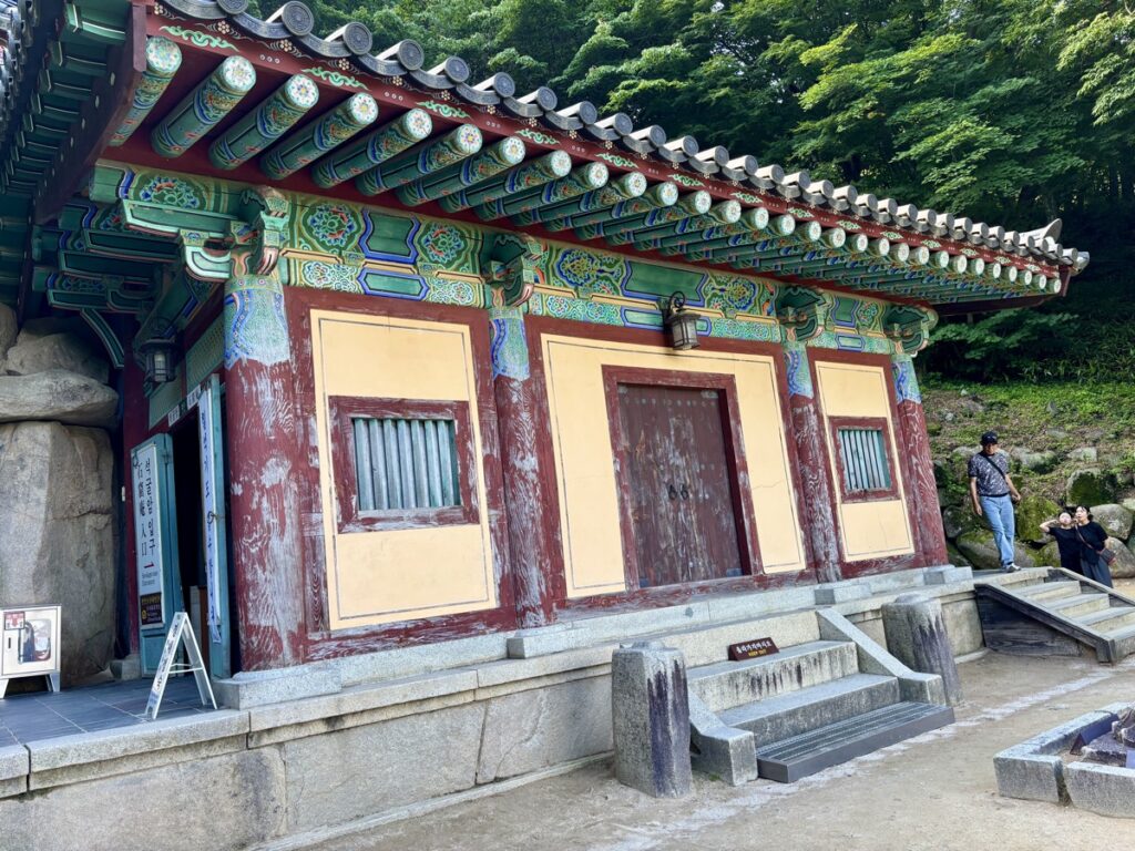 石像のある建物の写真。