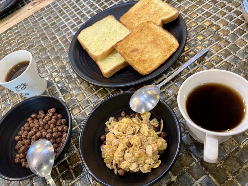 食パン、コーンフレーク、コーヒーを移した写真