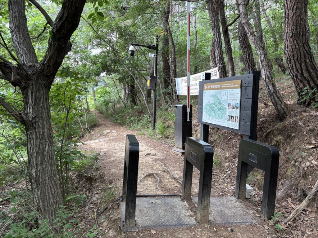下山時に通過したゲートの写真。