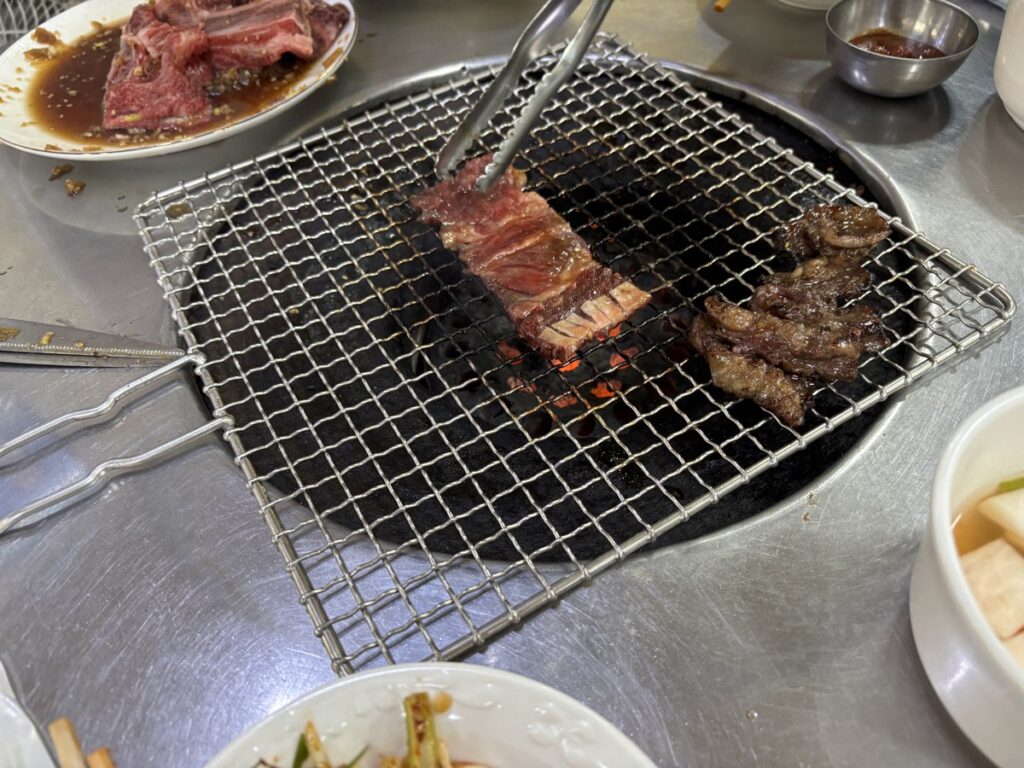 肉を焼いている様子