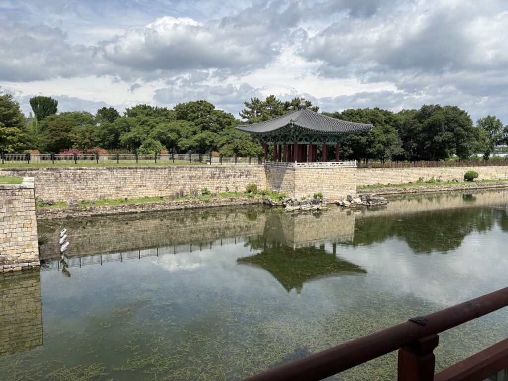 東宮と月池の園内写真