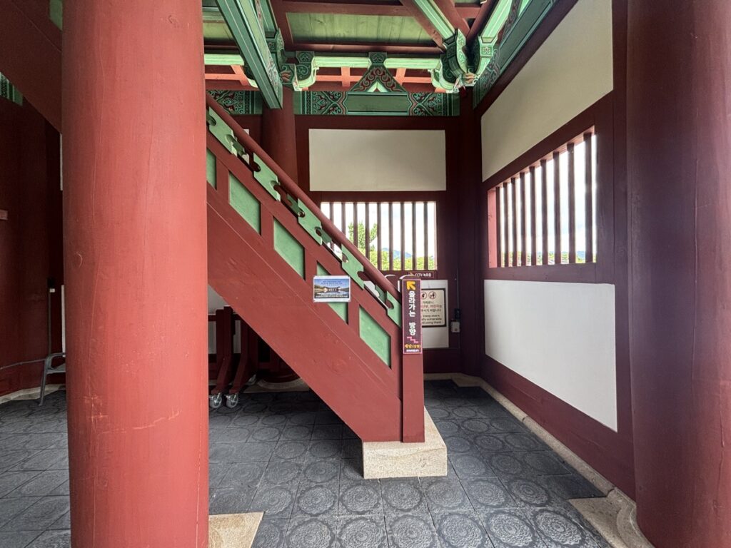月精橋２階への階段