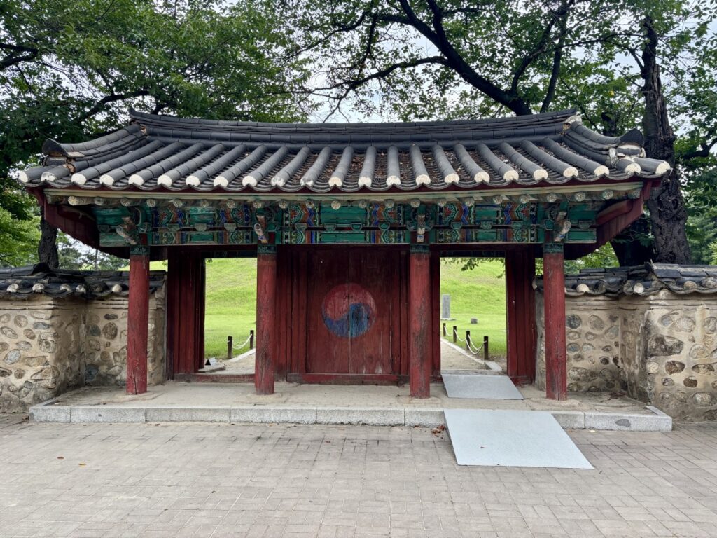 公園内の建造物の写真