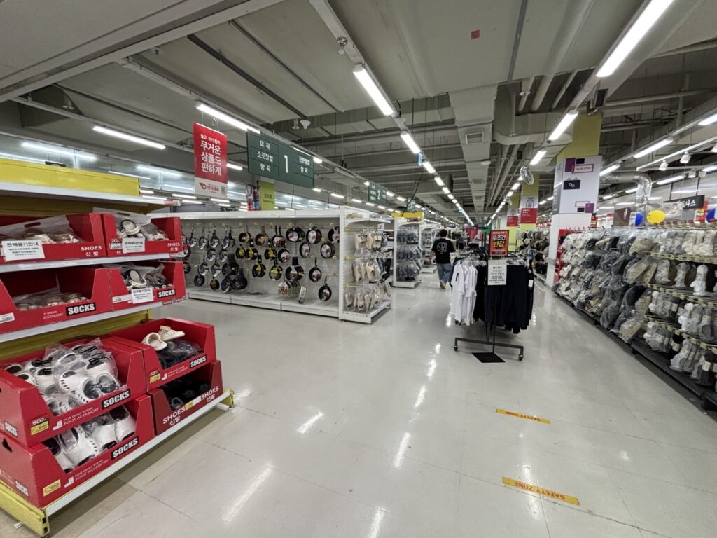 Homeplus内の商品棚の写真