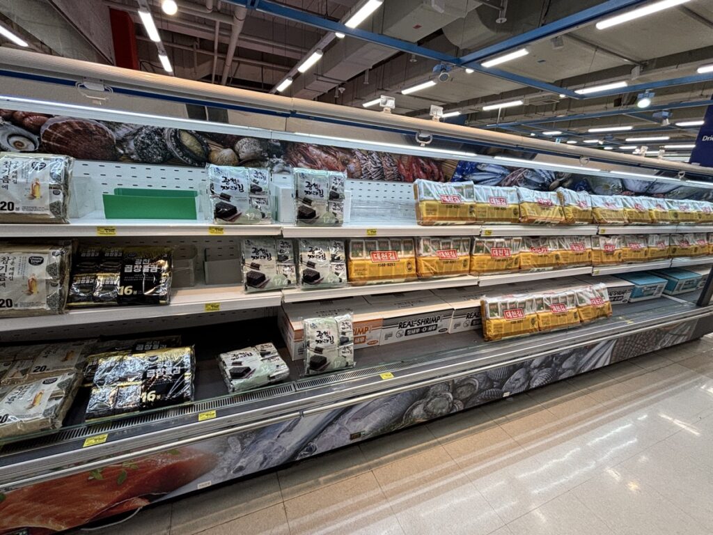 Homeplus内の商品棚の写真