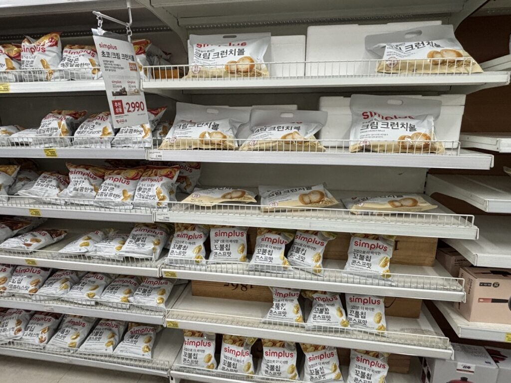 Homeplus内の商品棚の写真