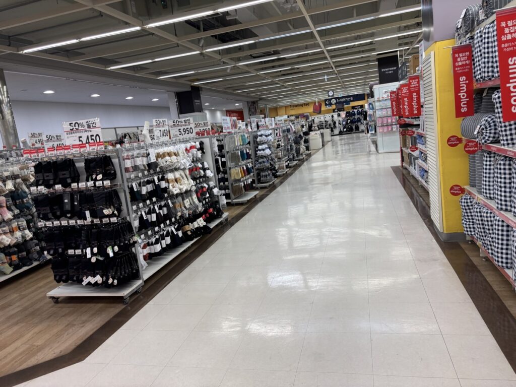 Homeplus内の商品棚の写真