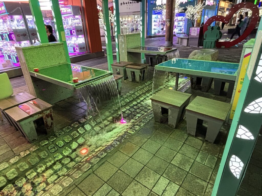 おしゃれなテーブルの写真