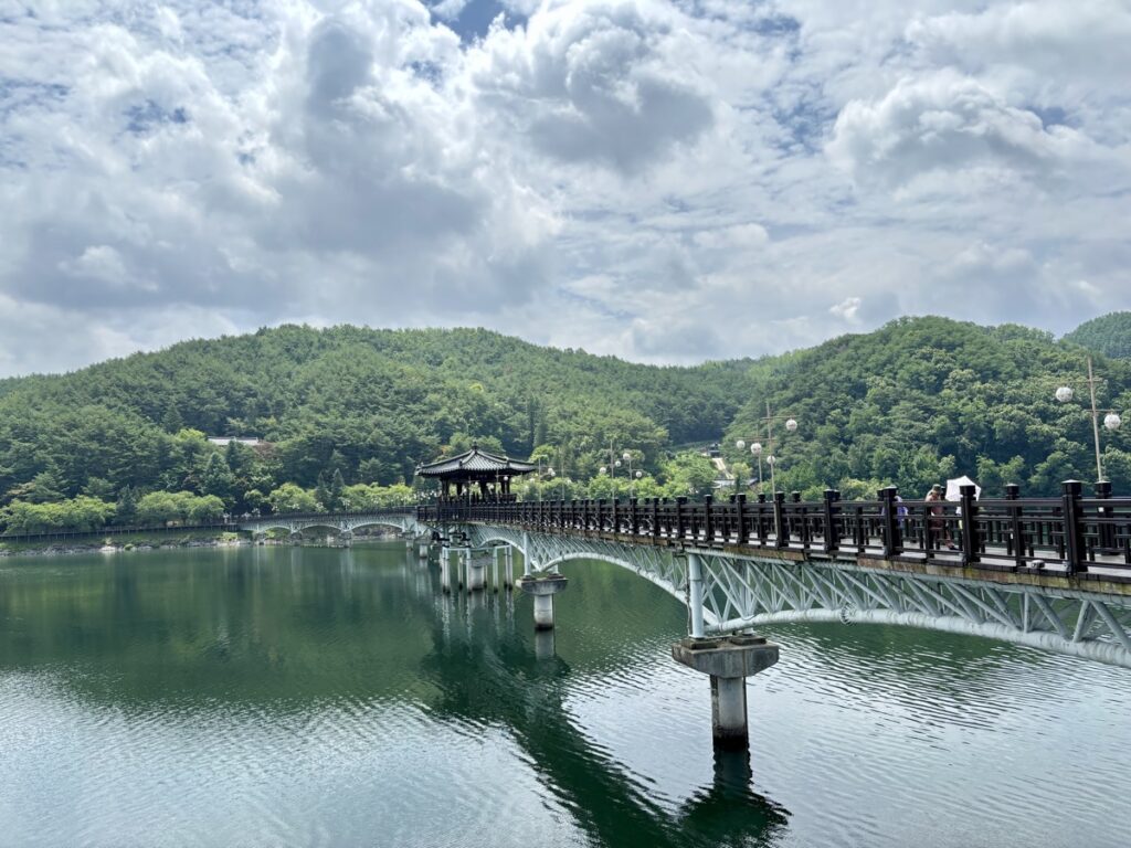 月映橋の横からの写真
