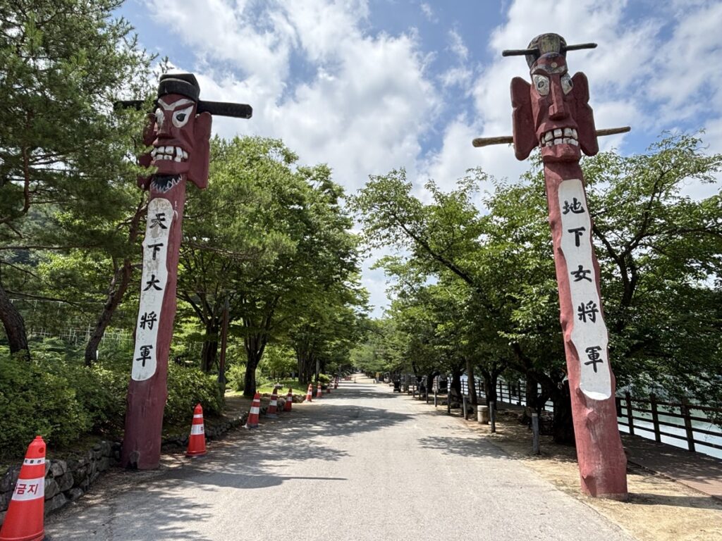 木彫りの柱の写真