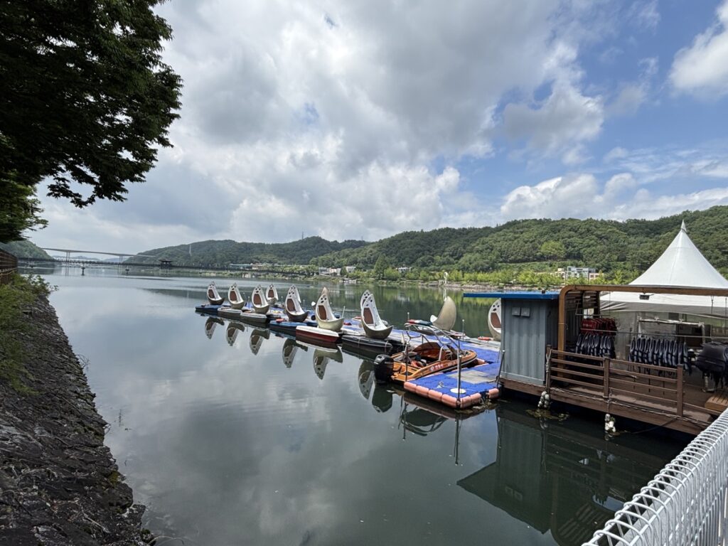 ムーンボートが川に浮かぶ写真