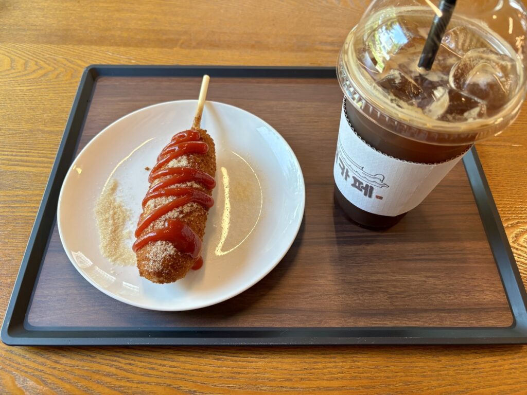 コーンドッグとアイスアメリカーノの写真