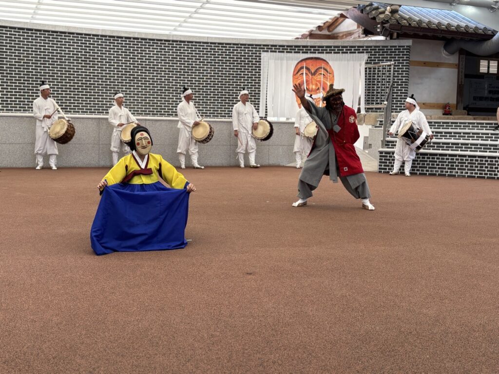 仮面劇の様子
