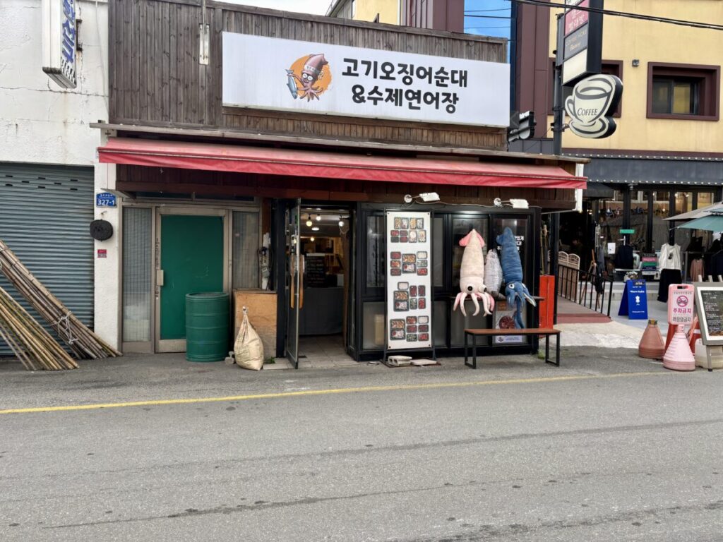 イカのぬいぐるみが置かれたお店の外観