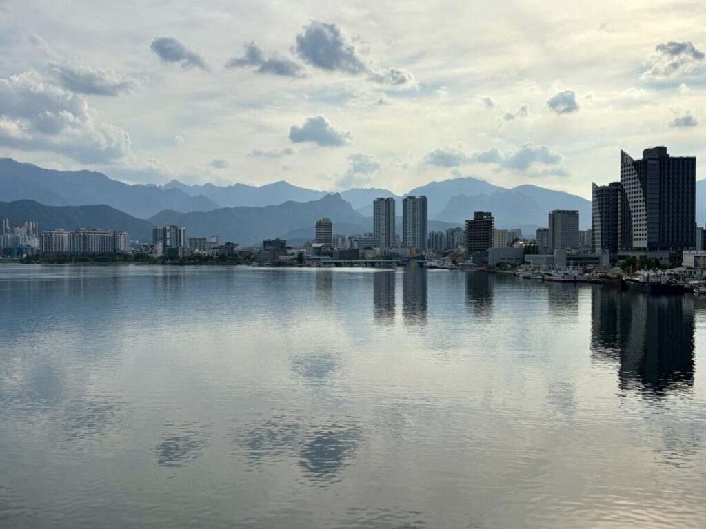 橋から青草湖の眺めた写真