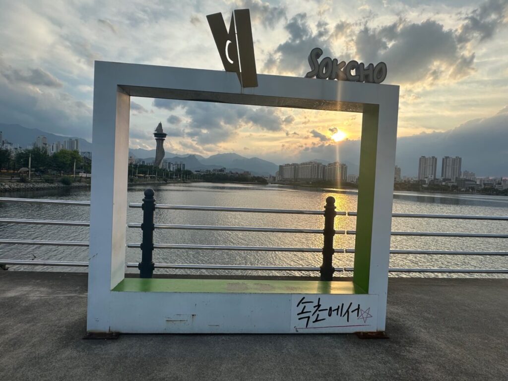 フォトスポットのモニュメントを写した写真