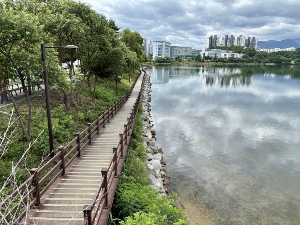 ヨンラン湖ほとりの遊歩道