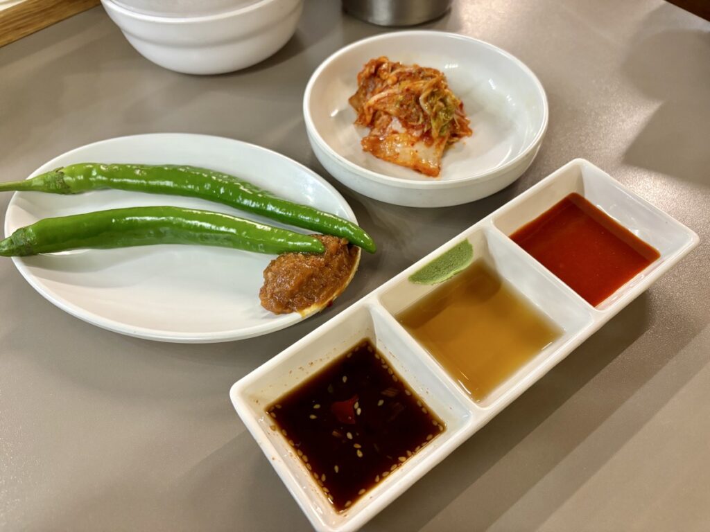 唐辛子（ししとう？）とキムチとタレを写した写真