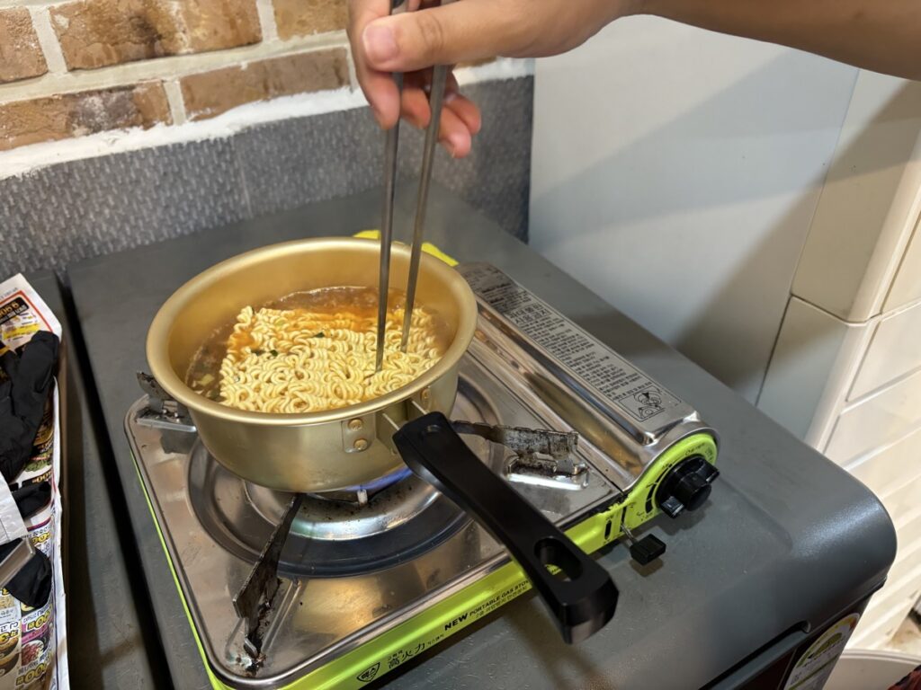 乾麺を茹でている写真