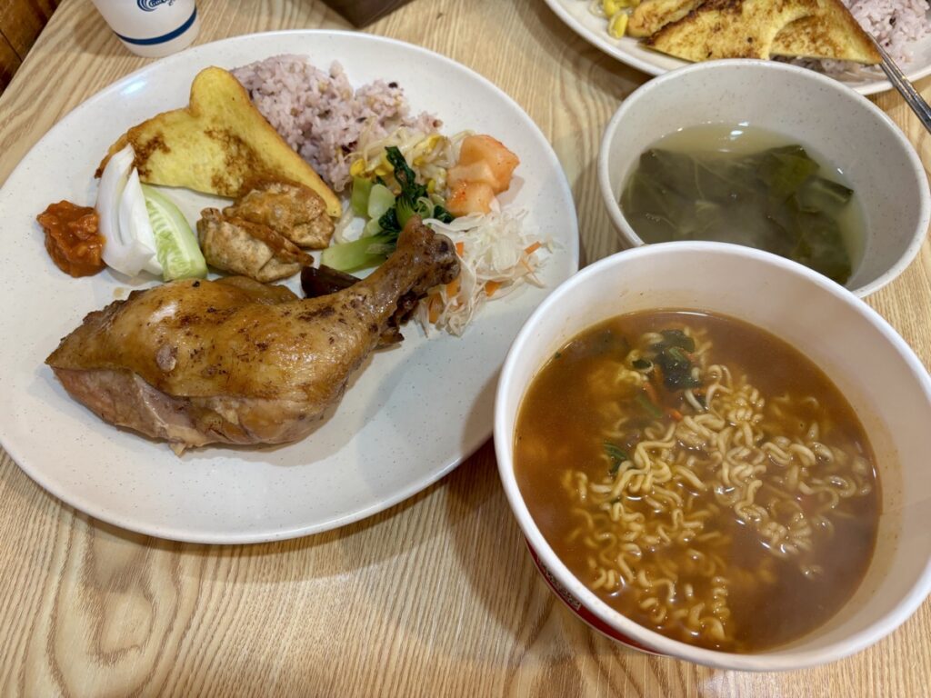 ビュッフェで取ったご飯の写真