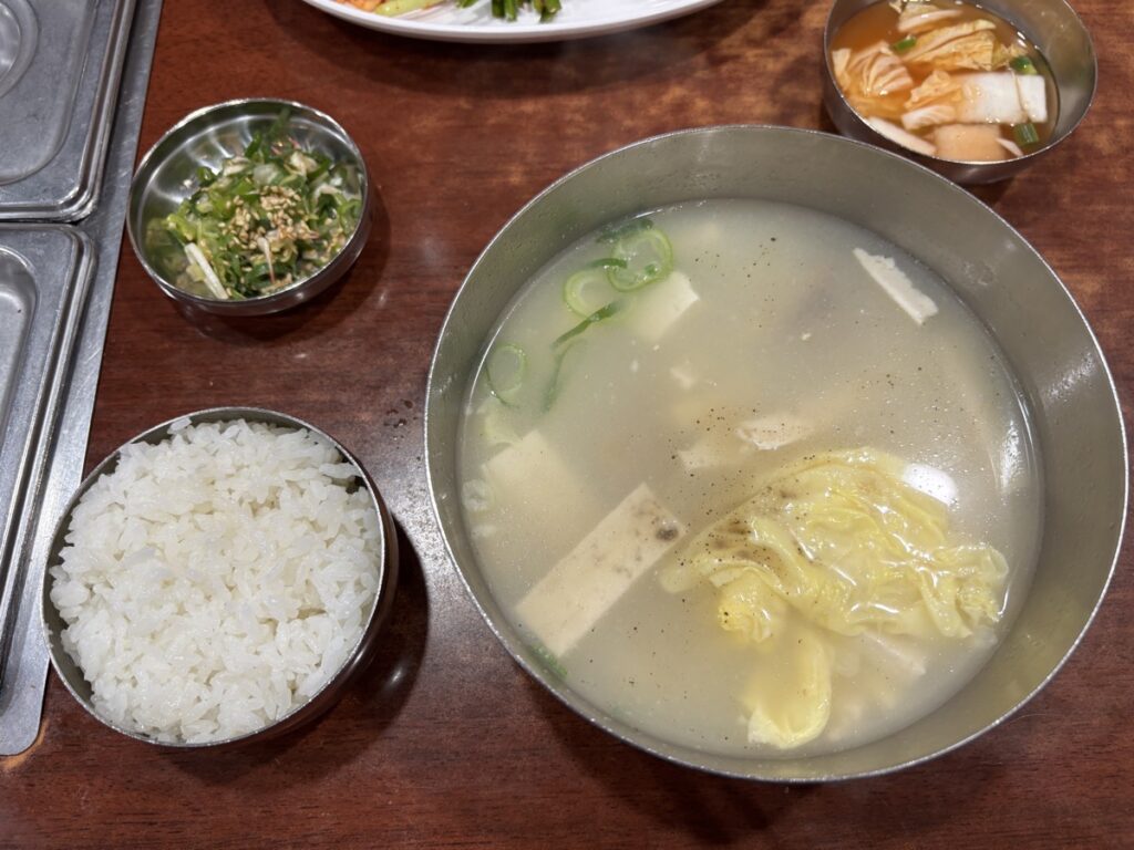 たらのスープ・ご飯・付け合わせが映った写真