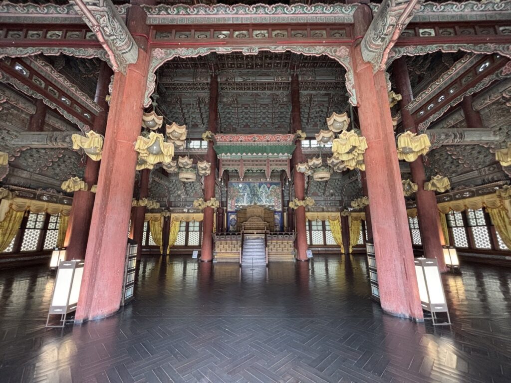 仁政殿の内装