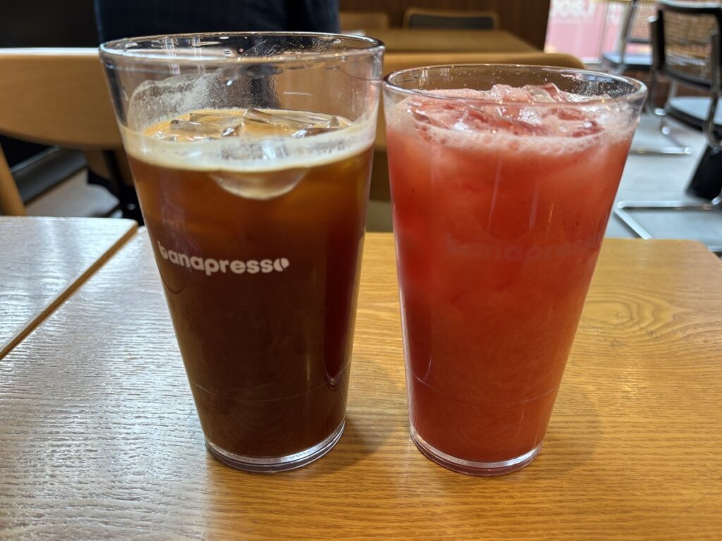 アイスアメリカーノとスイカジュースを写した写真