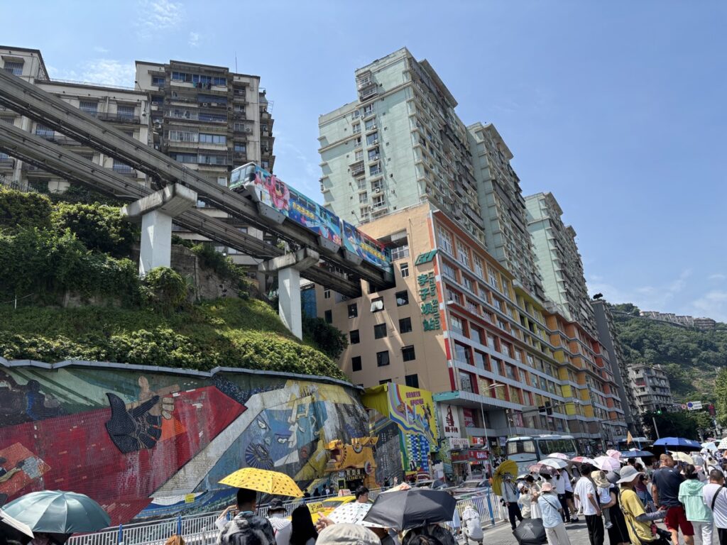 李子坝(Liziba)駅の建物に電車が貫通する様子