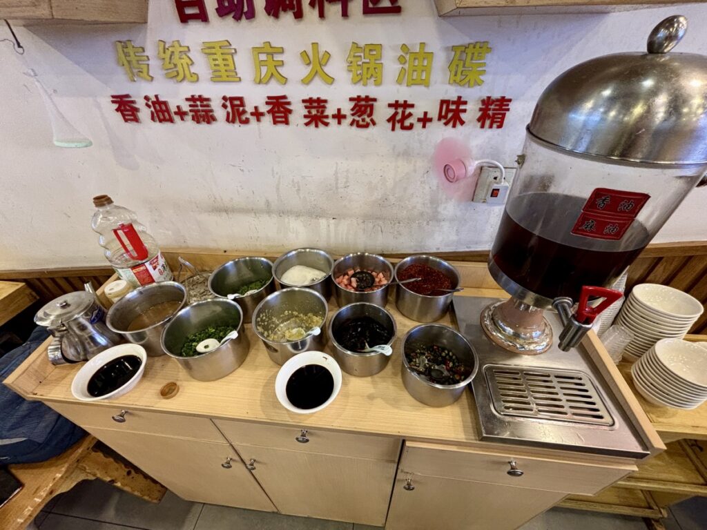タレや具材が並べられた机